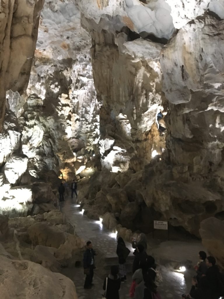 ハノイ 観光 ハロン湾クルーズ 洞窟