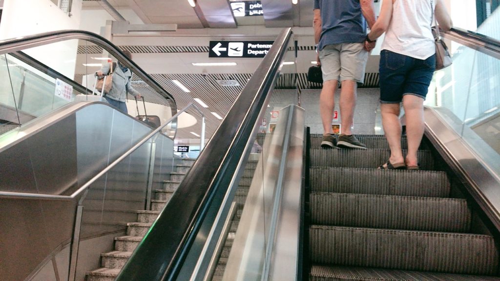 ローマー 空港 ホテル 送迎 出発ゲート 2階