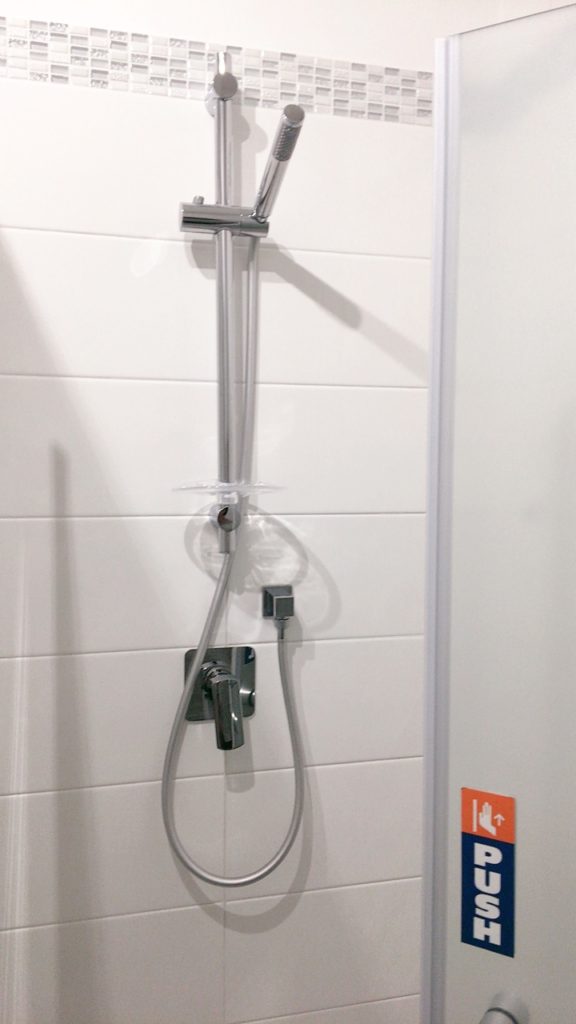 フィウミチーノ albis アルビス シャワー 綺麗