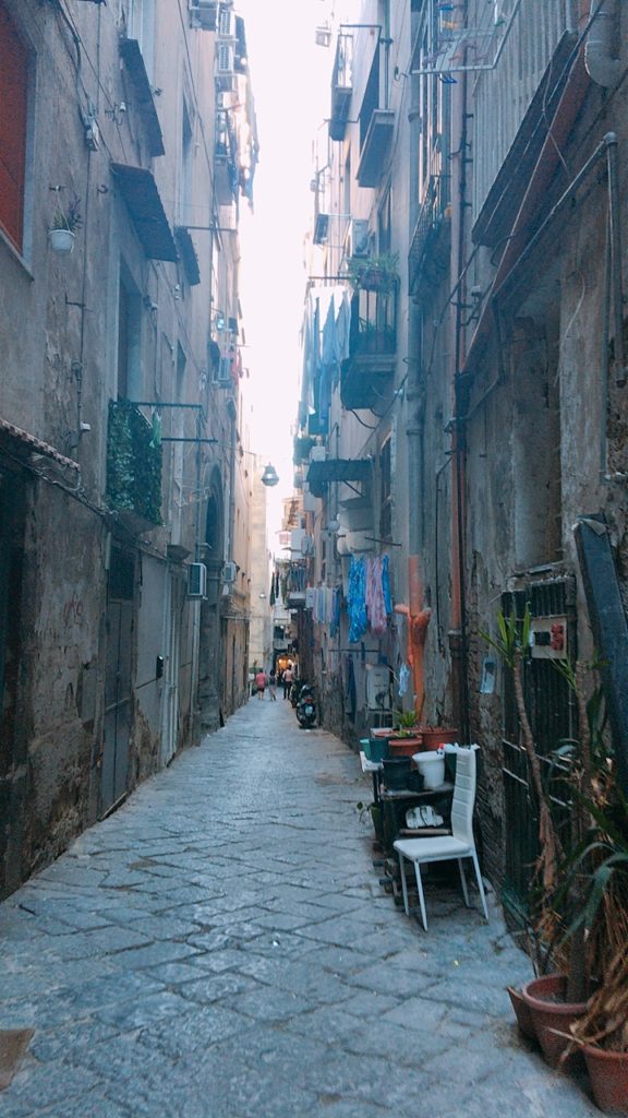 ナポリ 散歩 路地