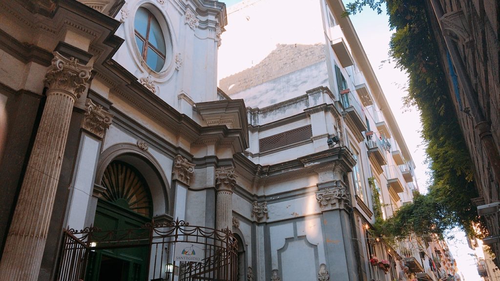 ナポリ 街並み 教会