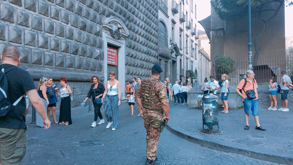 ナポリ 観光 警察 警備 ジェズ・ヌオーヴォ教会