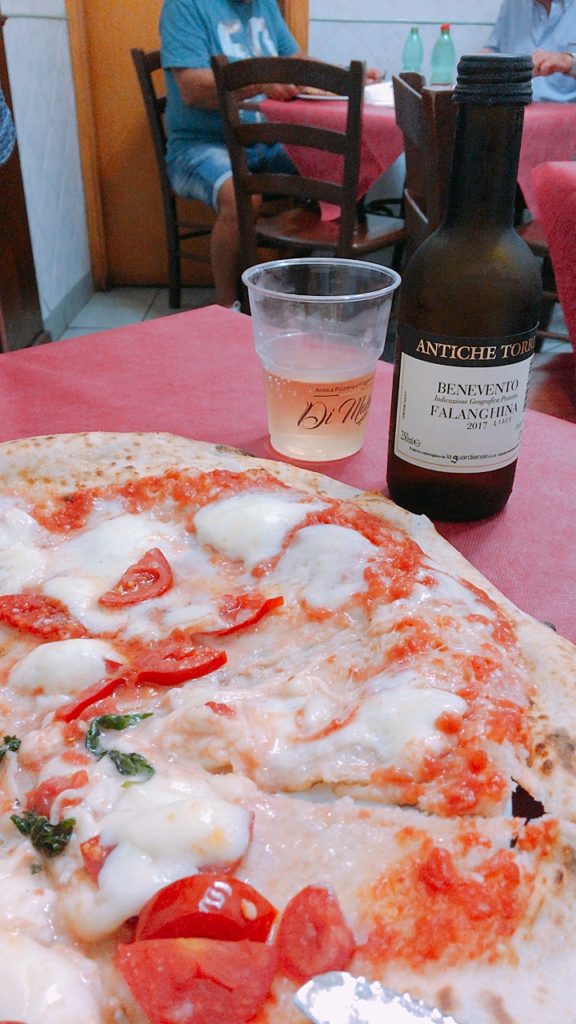 ナポリ 観光 レストラン ワイン