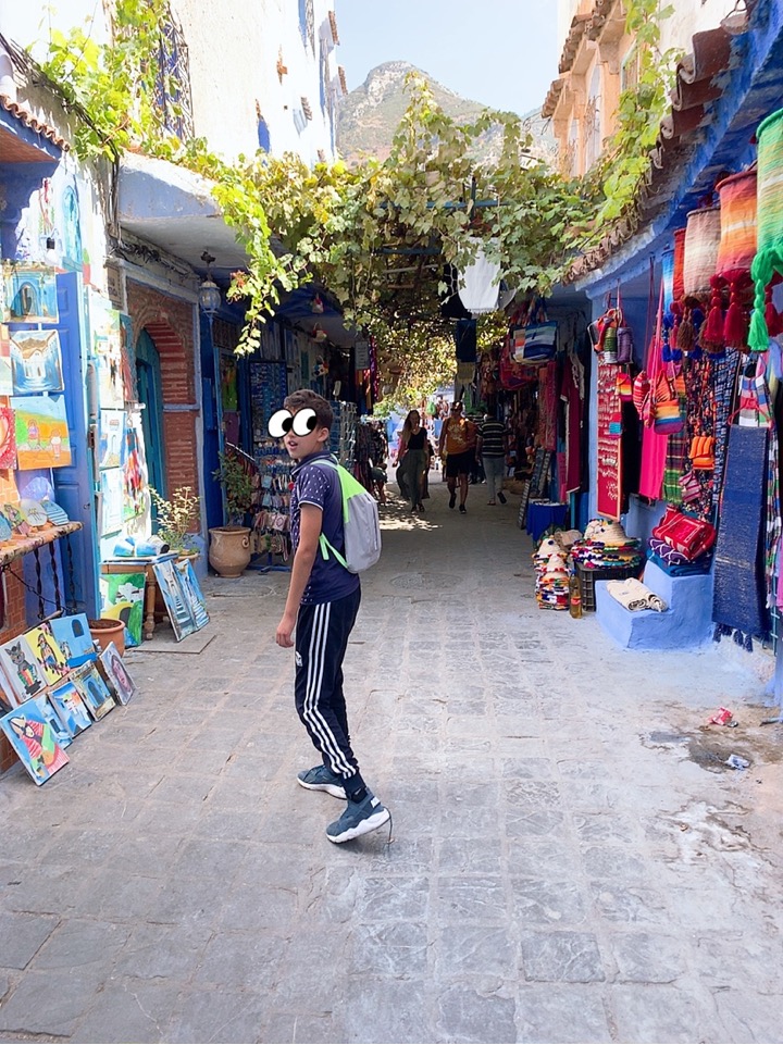 モロッコ シャウエン 青い街 歩き方 少年 ガイド 案内