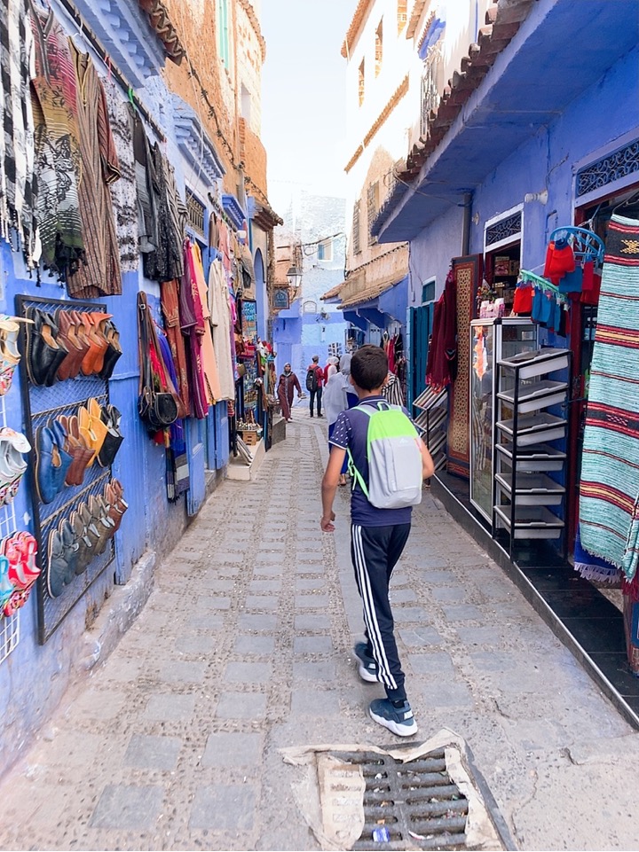 モロッコ シャウエン 青い街 歩き方 少年 ガイド