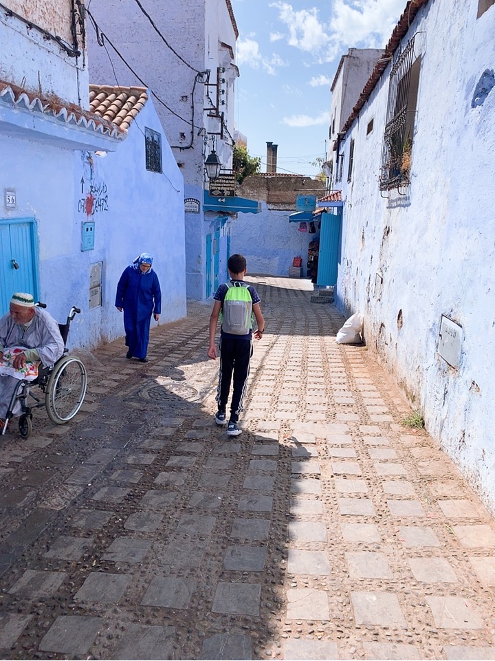 モロッコ シャウエン 青い街 観光 フォトスポット 少年 ガイド
