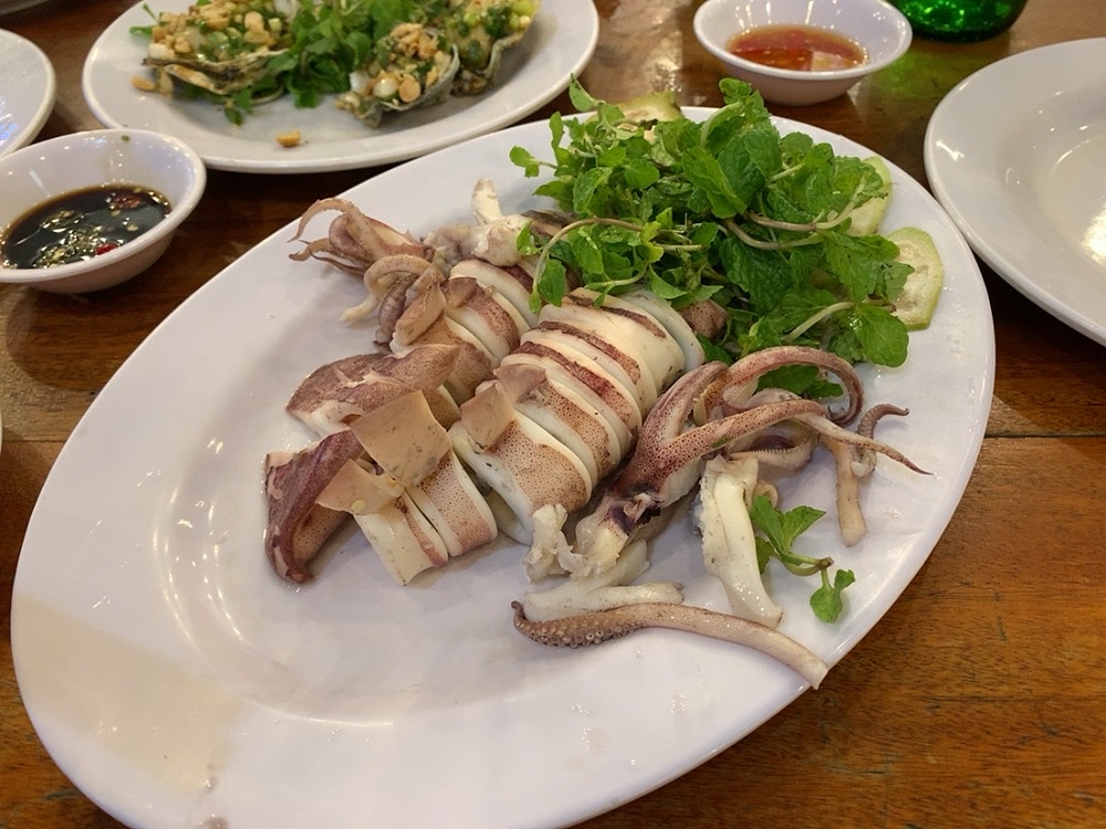 ダナン シーフード ローカルフード 安い LAO DAI レストラン 食事 おすすめ いか イカ