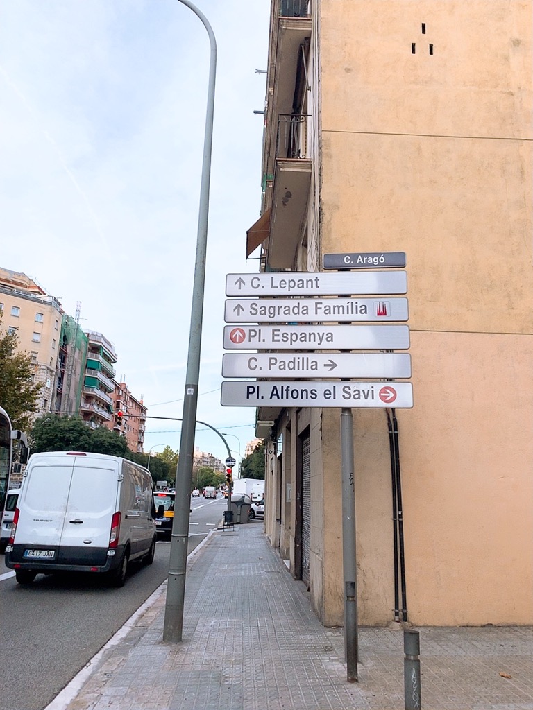 サグラダファミリア ホテル 歩き 行き方 標識